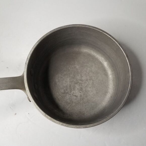 Magnalite 1 quart pot with lid - Picture 3 of 4